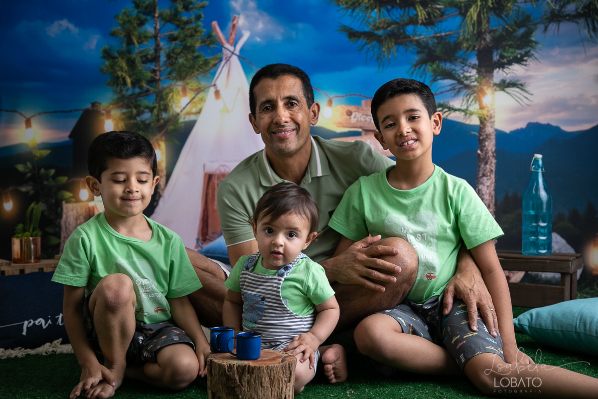 ensaio-fotografico-dia-dos-pais-2022-fundo-fotografico-dia-dos-pais-ideia-de-cenario-para-o-dia-dos-pais-mini-sessao-fotografica-dia-dos-pais-fotografia-de-crianca-em-estudio-acampamento-com-o-papai-presente-dia-dos-pais-isabela-lobato-fotografia