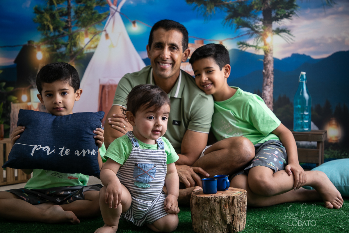 ensaio-fotografico-dia-dos-pais-2022-fundo-fotografico-dia-dos-pais-ideia-de-cenario-para-o-dia-dos-pais-mini-sessao-fotografica-dia-dos-pais-fotografia-de-crianca-em-estudio-acampamento-com-o-papai-presente-dia-dos-pais-isabela-lobato-fotografia