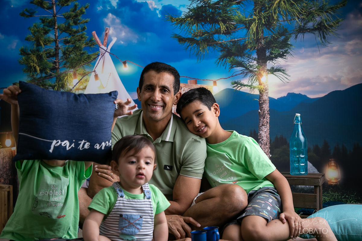 ensaio-fotografico-dia-dos-pais-2022-fundo-fotografico-dia-dos-pais-ideia-de-cenario-para-o-dia-dos-pais-mini-sessao-fotografica-dia-dos-pais-fotografia-de-crianca-em-estudio-acampamento-com-o-papai-presente-dia-dos-pais-isabela-lobato-fotografia
