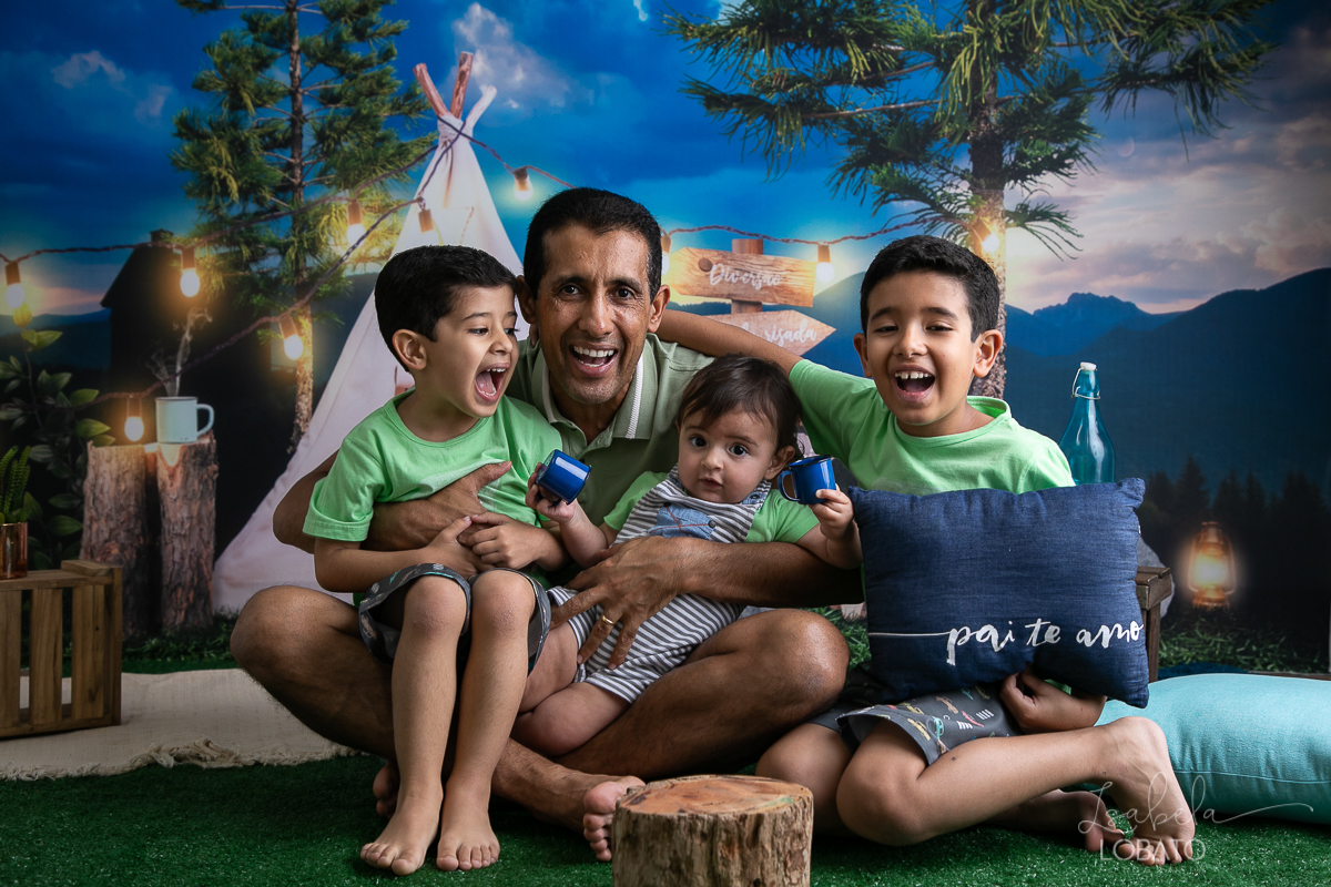 ensaio-fotografico-dia-dos-pais-2022-fundo-fotografico-dia-dos-pais-ideia-de-cenario-para-o-dia-dos-pais-mini-sessao-fotografica-dia-dos-pais-fotografia-de-crianca-em-estudio-acampamento-com-o-papai-presente-dia-dos-pais-isabela-lobato-fotografia