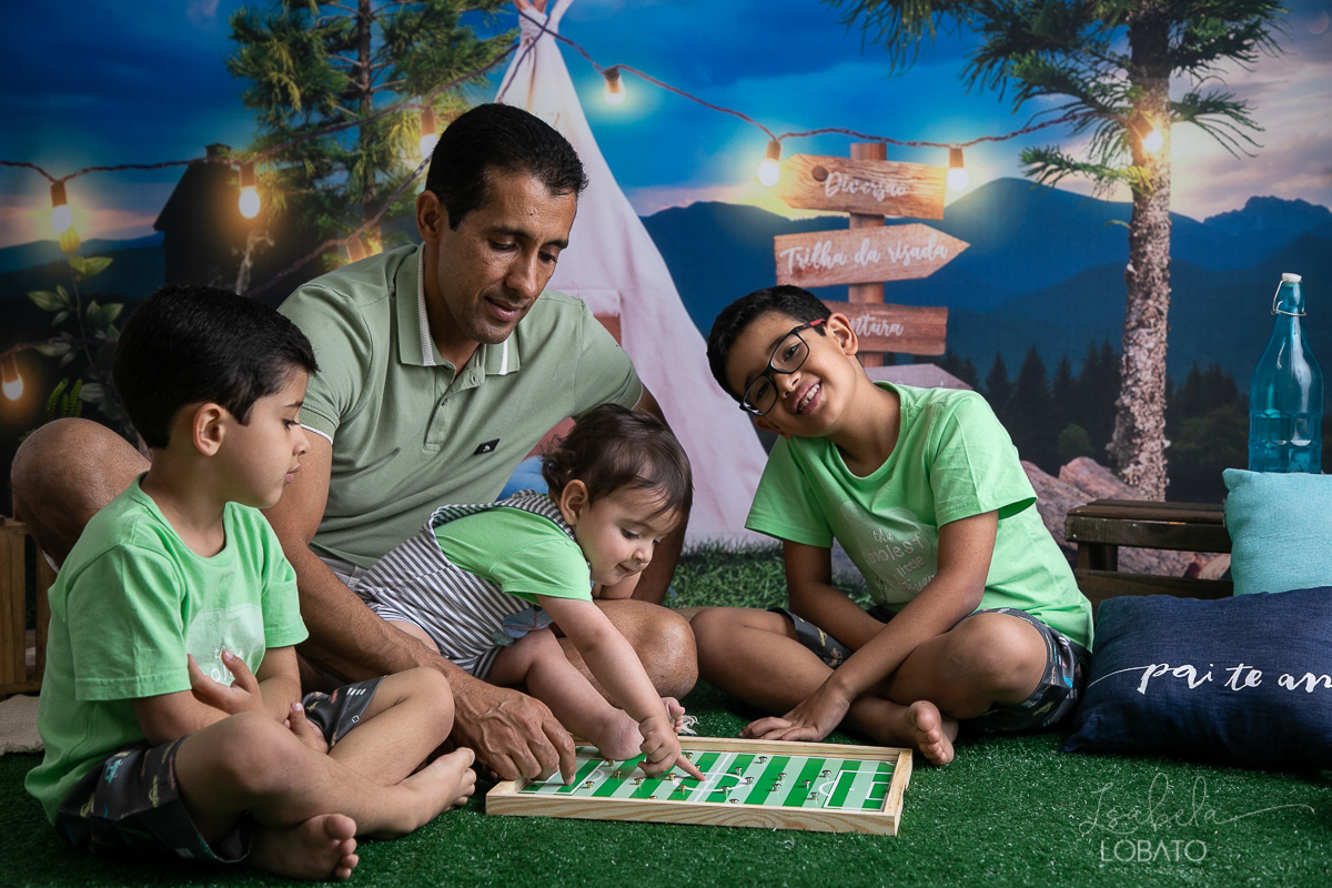 ensaio-fotografico-dia-dos-pais-2022-fundo-fotografico-dia-dos-pais-ideia-de-cenario-para-o-dia-dos-pais-mini-sessao-fotografica-dia-dos-pais-fotografia-de-crianca-em-estudio-acampamento-com-o-papai-presente-dia-dos-pais-isabela-lobato-fotografia