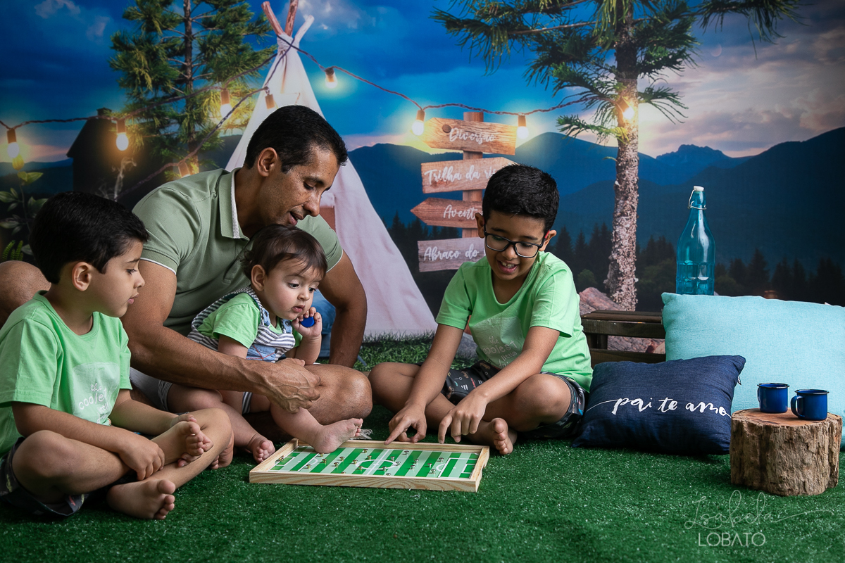 ensaio-fotografico-dia-dos-pais-2022-fundo-fotografico-dia-dos-pais-ideia-de-cenario-para-o-dia-dos-pais-mini-sessao-fotografica-dia-dos-pais-fotografia-de-crianca-em-estudio-acampamento-com-o-papai-presente-dia-dos-pais-isabela-lobato-fotografia