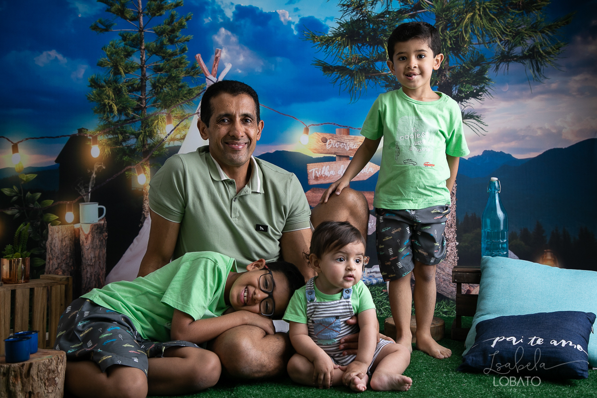ensaio-fotografico-dia-dos-pais-2022-fundo-fotografico-dia-dos-pais-ideia-de-cenario-para-o-dia-dos-pais-mini-sessao-fotografica-dia-dos-pais-fotografia-de-crianca-em-estudio-acampamento-com-o-papai-presente-dia-dos-pais-isabela-lobato-fotografia