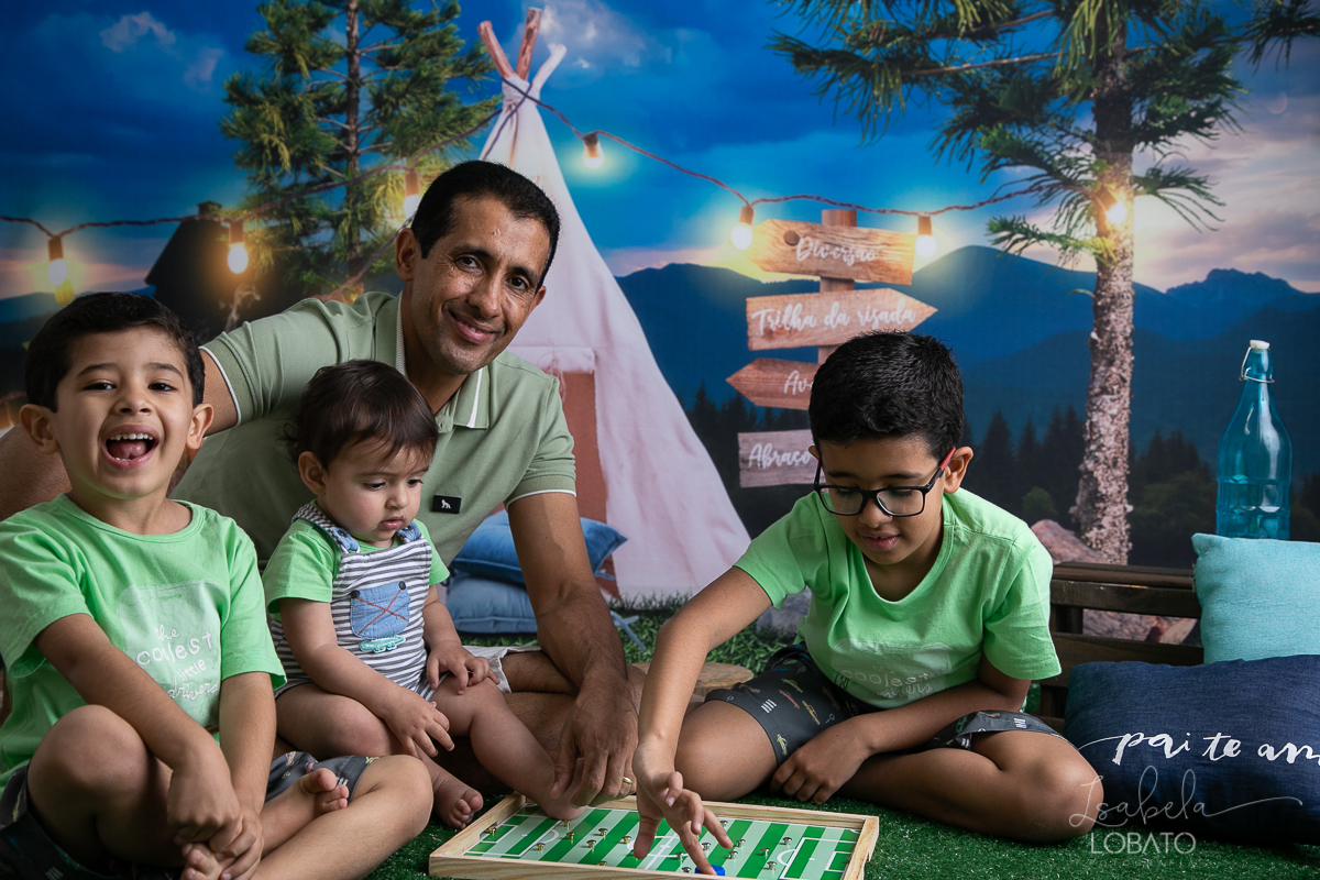 ensaio-fotografico-dia-dos-pais-2022-fundo-fotografico-dia-dos-pais-ideia-de-cenario-para-o-dia-dos-pais-mini-sessao-fotografica-dia-dos-pais-fotografia-de-crianca-em-estudio-acampamento-com-o-papai-presente-dia-dos-pais-isabela-lobato-fotografia
