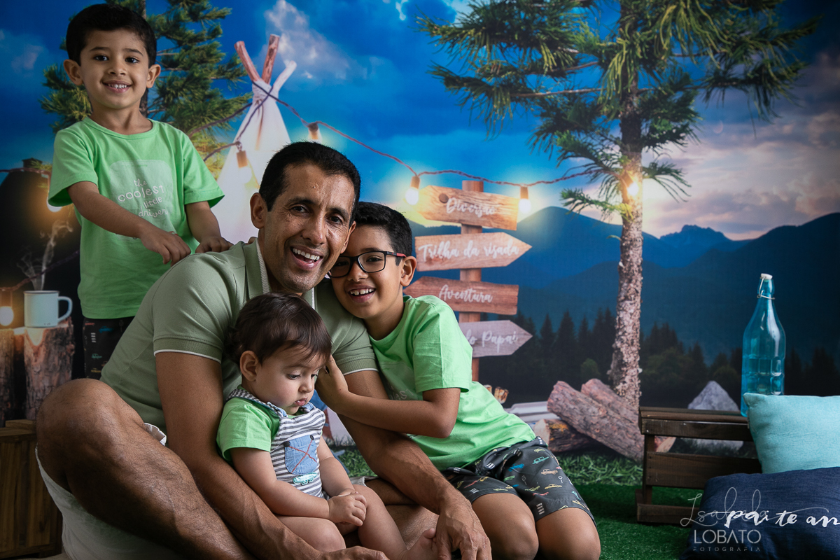ensaio-fotografico-dia-dos-pais-2022-fundo-fotografico-dia-dos-pais-ideia-de-cenario-para-o-dia-dos-pais-mini-sessao-fotografica-dia-dos-pais-fotografia-de-crianca-em-estudio-acampamento-com-o-papai-presente-dia-dos-pais-isabela-lobato-fotografia