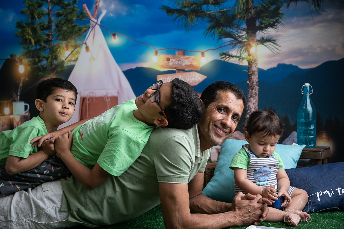 ensaio-fotografico-dia-dos-pais-2022-fundo-fotografico-dia-dos-pais-ideia-de-cenario-para-o-dia-dos-pais-mini-sessao-fotografica-dia-dos-pais-fotografia-de-crianca-em-estudio-acampamento-com-o-papai-presente-dia-dos-pais-isabela-lobato-fotografia