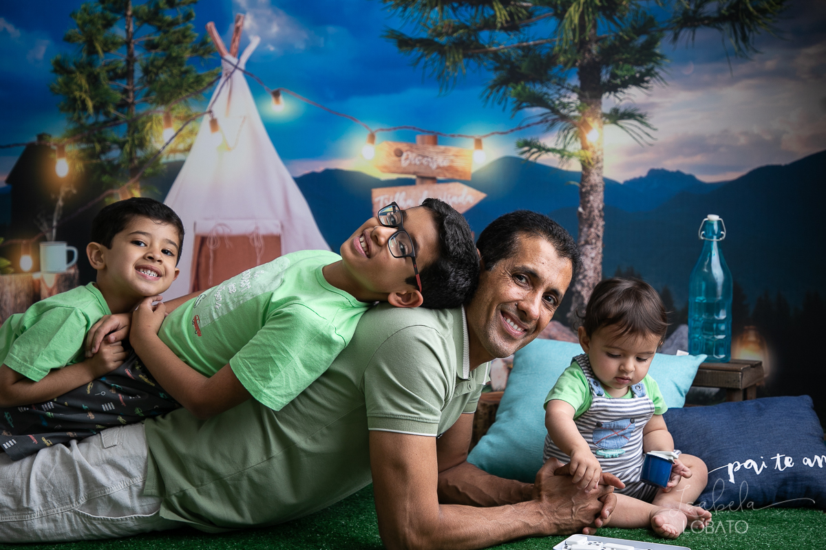 ensaio-fotografico-dia-dos-pais-2022-fundo-fotografico-dia-dos-pais-ideia-de-cenario-para-o-dia-dos-pais-mini-sessao-fotografica-dia-dos-pais-fotografia-de-crianca-em-estudio-acampamento-com-o-papai-presente-dia-dos-pais-isabela-lobato-fotografia