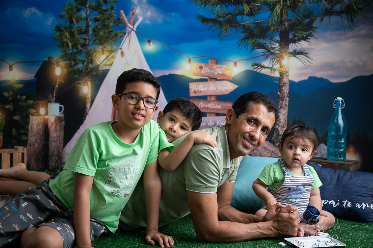 ensaio-fotografico-dia-dos-pais-2022-fundo-fotografico-dia-dos-pais-ideia-de-cenario-para-o-dia-dos-pais-mini-sessao-fotografica-dia-dos-pais-fotografia-de-crianca-em-estudio-acampamento-com-o-papai-presente-dia-dos-pais-isabela-lobato-fotografia