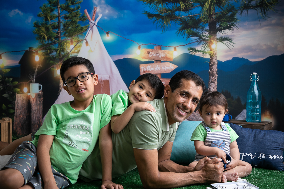 ensaio-fotografico-dia-dos-pais-2022-fundo-fotografico-dia-dos-pais-ideia-de-cenario-para-o-dia-dos-pais-mini-sessao-fotografica-dia-dos-pais-fotografia-de-crianca-em-estudio-acampamento-com-o-papai-presente-dia-dos-pais-isabela-lobato-fotografia