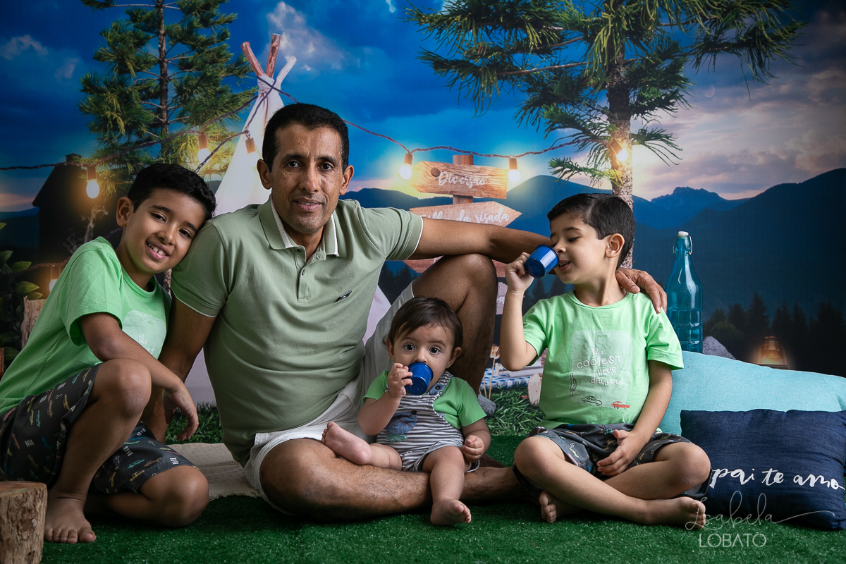 ensaio-fotografico-dia-dos-pais-2022-fundo-fotografico-dia-dos-pais-ideia-de-cenario-para-o-dia-dos-pais-mini-sessao-fotografica-dia-dos-pais-fotografia-de-crianca-em-estudio-acampamento-com-o-papai-presente-dia-dos-pais-isabela-lobato-fotografia