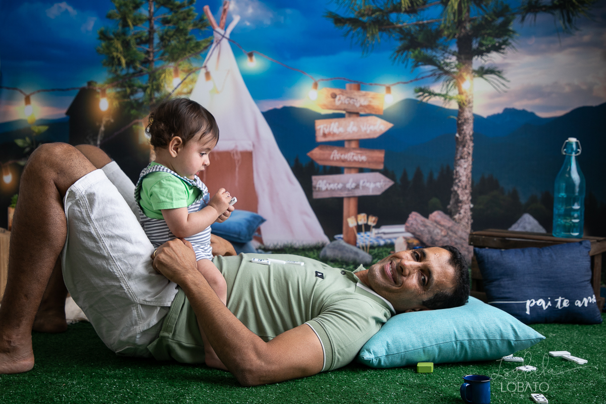ensaio-fotografico-dia-dos-pais-2022-fundo-fotografico-dia-dos-pais-ideia-de-cenario-para-o-dia-dos-pais-mini-sessao-fotografica-dia-dos-pais-fotografia-de-crianca-em-estudio-acampamento-com-o-papai-presente-dia-dos-pais-isabela-lobato-fotografia