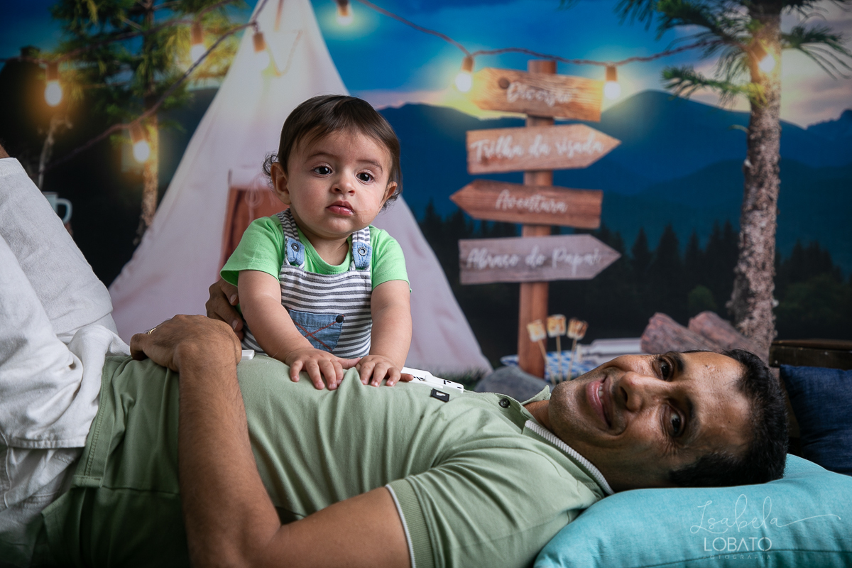 ensaio-fotografico-dia-dos-pais-2022-fundo-fotografico-dia-dos-pais-ideia-de-cenario-para-o-dia-dos-pais-mini-sessao-fotografica-dia-dos-pais-fotografia-de-crianca-em-estudio-acampamento-com-o-papai-presente-dia-dos-pais-isabela-lobato-fotografia
