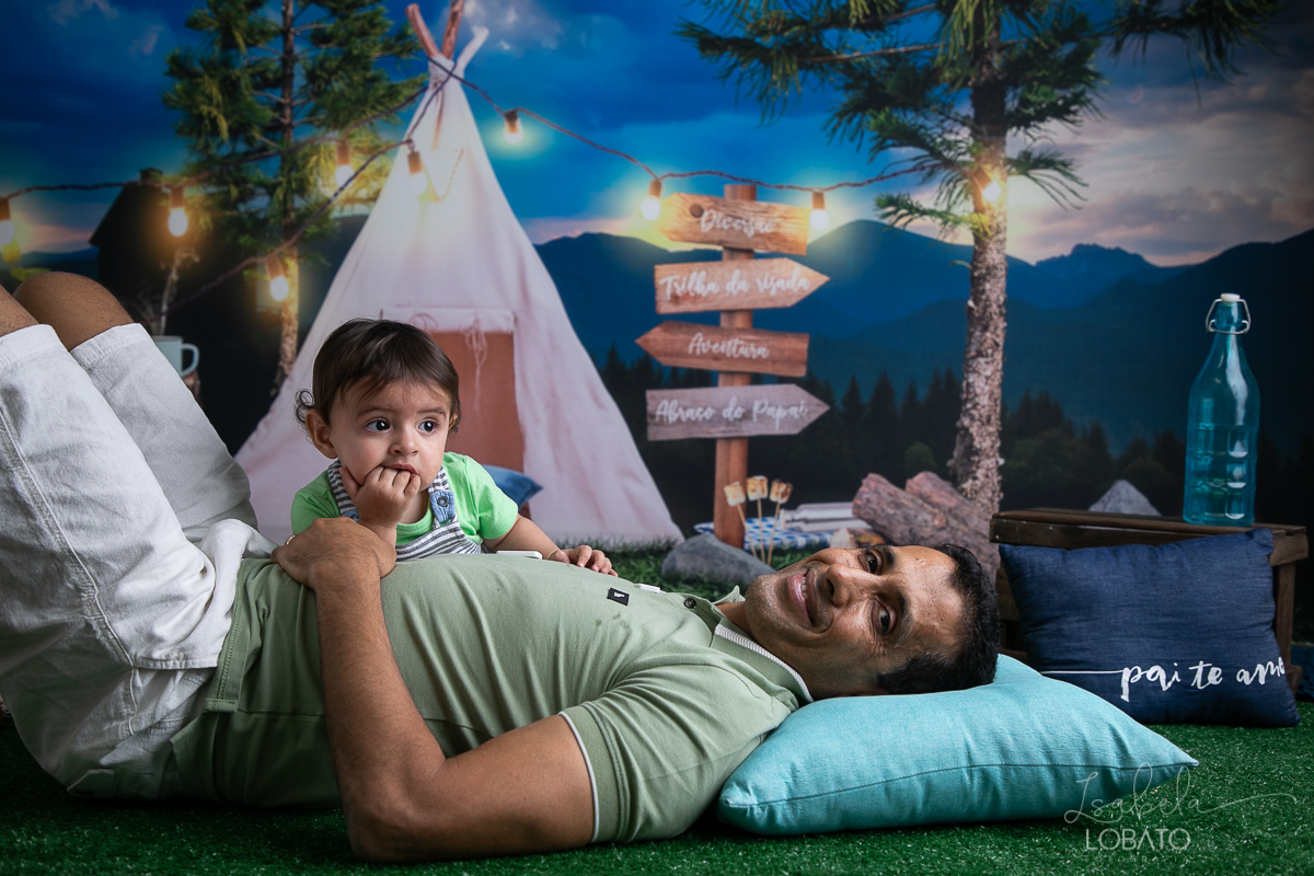 ensaio-fotografico-dia-dos-pais-2022-fundo-fotografico-dia-dos-pais-ideia-de-cenario-para-o-dia-dos-pais-mini-sessao-fotografica-dia-dos-pais-fotografia-de-crianca-em-estudio-acampamento-com-o-papai-presente-dia-dos-pais-isabela-lobato-fotografia