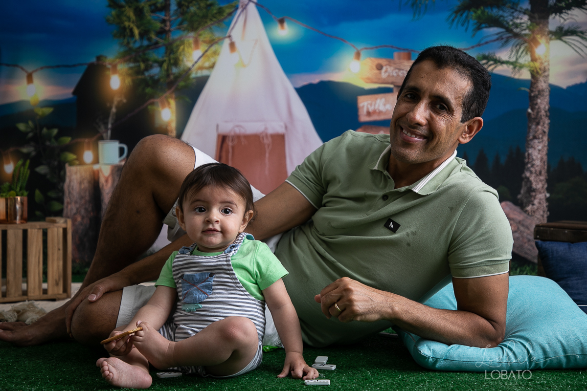 ensaio-fotografico-dia-dos-pais-2022-fundo-fotografico-dia-dos-pais-ideia-de-cenario-para-o-dia-dos-pais-mini-sessao-fotografica-dia-dos-pais-fotografia-de-crianca-em-estudio-acampamento-com-o-papai-presente-dia-dos-pais-isabela-lobato-fotografia