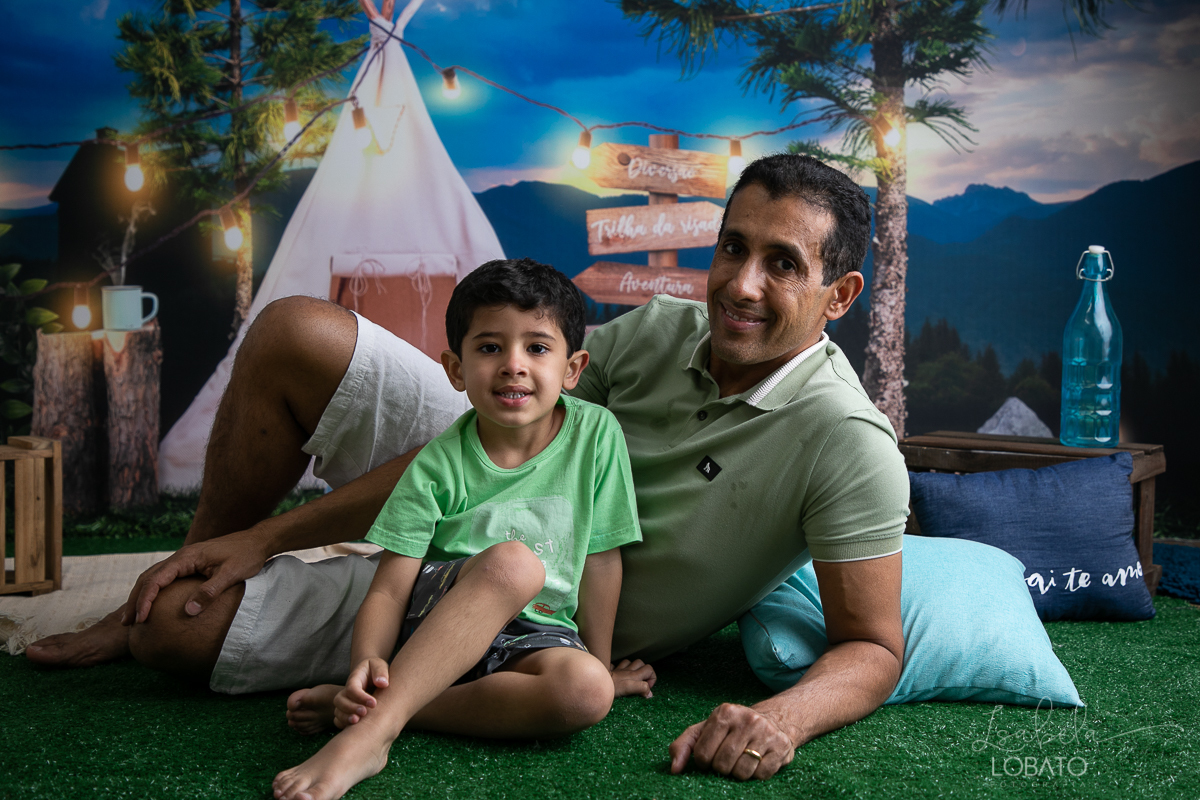ensaio-fotografico-dia-dos-pais-2022-fundo-fotografico-dia-dos-pais-ideia-de-cenario-para-o-dia-dos-pais-mini-sessao-fotografica-dia-dos-pais-fotografia-de-crianca-em-estudio-acampamento-com-o-papai-presente-dia-dos-pais-isabela-lobato-fotografia
