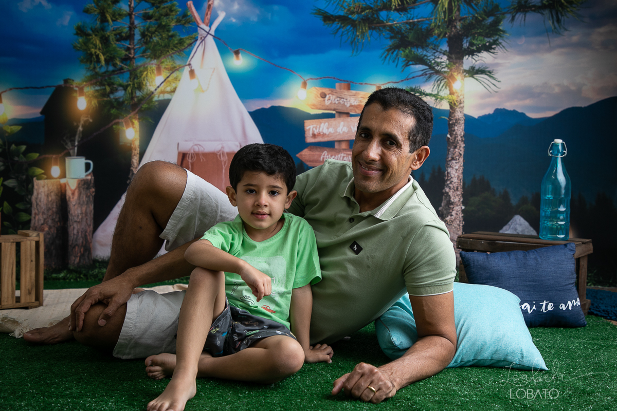 ensaio-fotografico-dia-dos-pais-2022-fundo-fotografico-dia-dos-pais-ideia-de-cenario-para-o-dia-dos-pais-mini-sessao-fotografica-dia-dos-pais-fotografia-de-crianca-em-estudio-acampamento-com-o-papai-presente-dia-dos-pais-isabela-lobato-fotografia