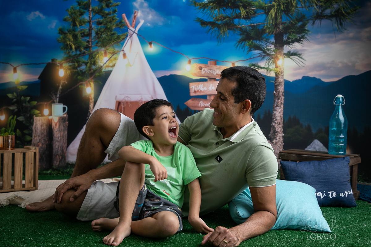ensaio-fotografico-dia-dos-pais-2022-fundo-fotografico-dia-dos-pais-ideia-de-cenario-para-o-dia-dos-pais-mini-sessao-fotografica-dia-dos-pais-fotografia-de-crianca-em-estudio-acampamento-com-o-papai-presente-dia-dos-pais-isabela-lobato-fotografia
