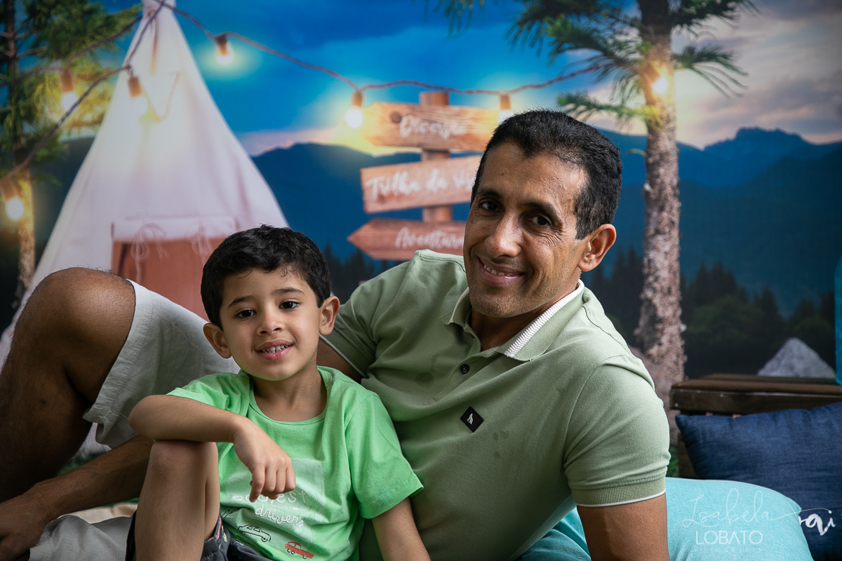 ensaio-fotografico-dia-dos-pais-2022-fundo-fotografico-dia-dos-pais-ideia-de-cenario-para-o-dia-dos-pais-mini-sessao-fotografica-dia-dos-pais-fotografia-de-crianca-em-estudio-acampamento-com-o-papai-presente-dia-dos-pais-isabela-lobato-fotografia