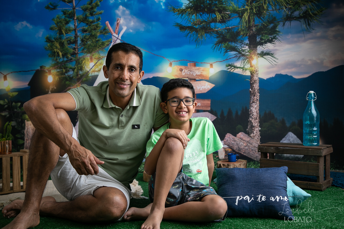 ensaio-fotografico-dia-dos-pais-2022-fundo-fotografico-dia-dos-pais-ideia-de-cenario-para-o-dia-dos-pais-mini-sessao-fotografica-dia-dos-pais-fotografia-de-crianca-em-estudio-acampamento-com-o-papai-presente-dia-dos-pais-isabela-lobato-fotografia