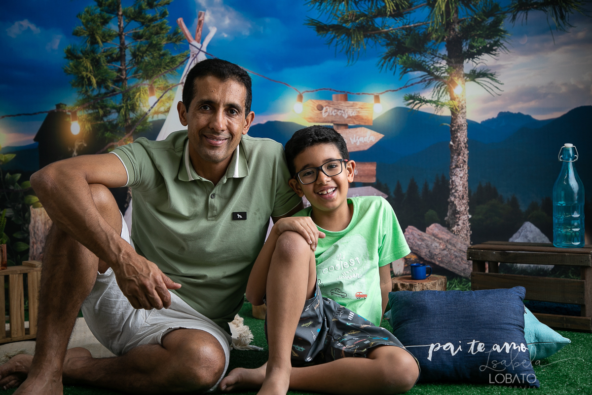 ensaio-fotografico-dia-dos-pais-2022-fundo-fotografico-dia-dos-pais-ideia-de-cenario-para-o-dia-dos-pais-mini-sessao-fotografica-dia-dos-pais-fotografia-de-crianca-em-estudio-acampamento-com-o-papai-presente-dia-dos-pais-isabela-lobato-fotografia