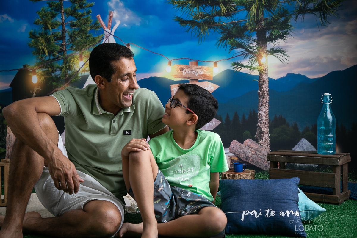 ensaio-fotografico-dia-dos-pais-2022-fundo-fotografico-dia-dos-pais-ideia-de-cenario-para-o-dia-dos-pais-mini-sessao-fotografica-dia-dos-pais-fotografia-de-crianca-em-estudio-acampamento-com-o-papai-presente-dia-dos-pais-isabela-lobato-fotografia