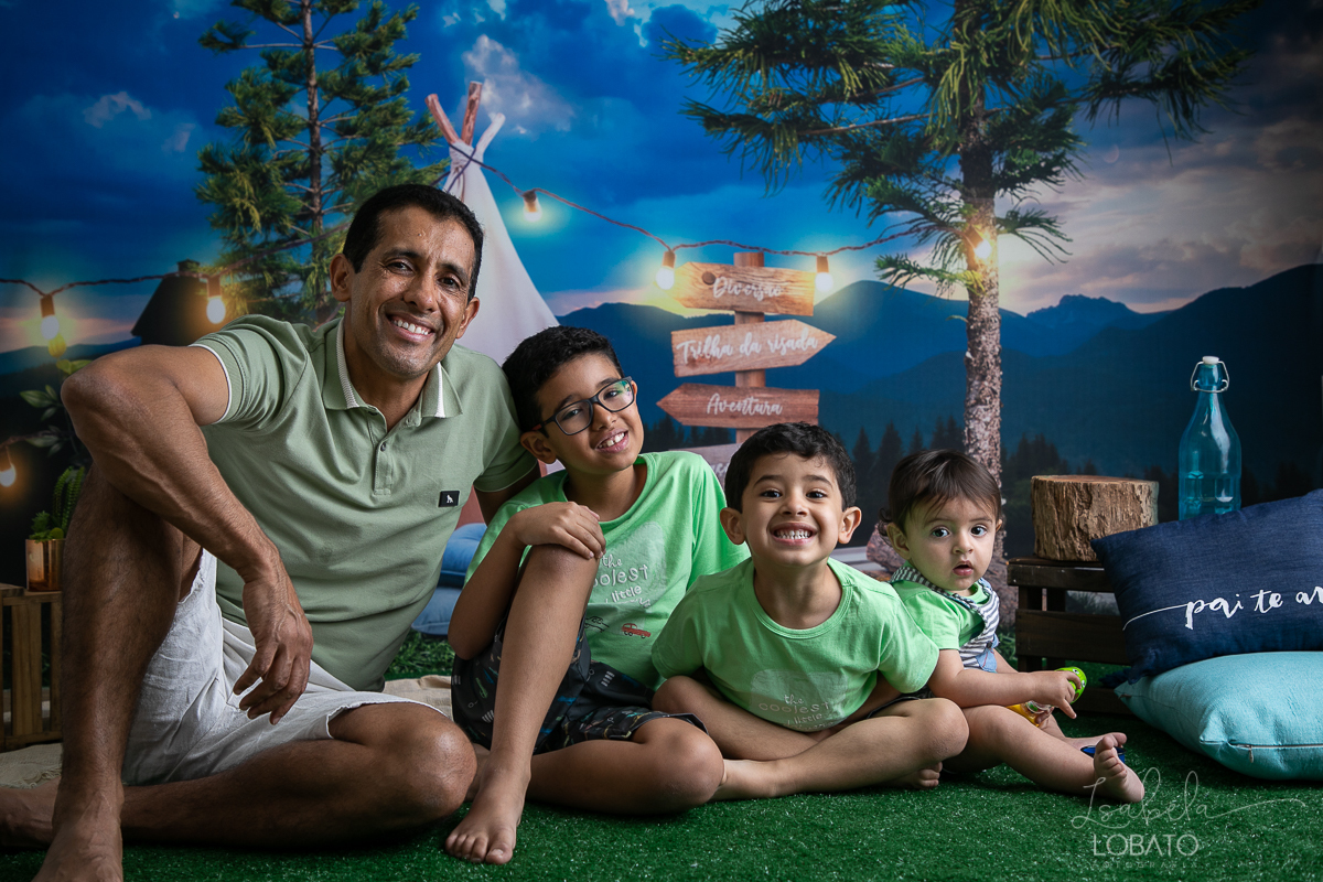 ensaio-fotografico-dia-dos-pais-2022-fundo-fotografico-dia-dos-pais-ideia-de-cenario-para-o-dia-dos-pais-mini-sessao-fotografica-dia-dos-pais-fotografia-de-crianca-em-estudio-acampamento-com-o-papai-presente-dia-dos-pais-isabela-lobato-fotografia