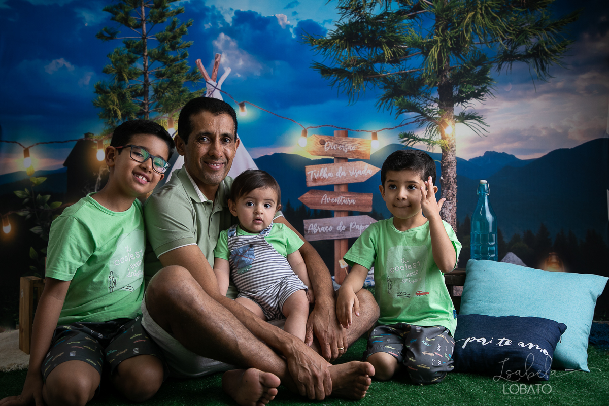 ensaio-fotografico-dia-dos-pais-2022-fundo-fotografico-dia-dos-pais-ideia-de-cenario-para-o-dia-dos-pais-mini-sessao-fotografica-dia-dos-pais-fotografia-de-crianca-em-estudio-fotografa-infantil-em-barbacena-presente-dia-dos-pais-isabela-lobato-fotografia