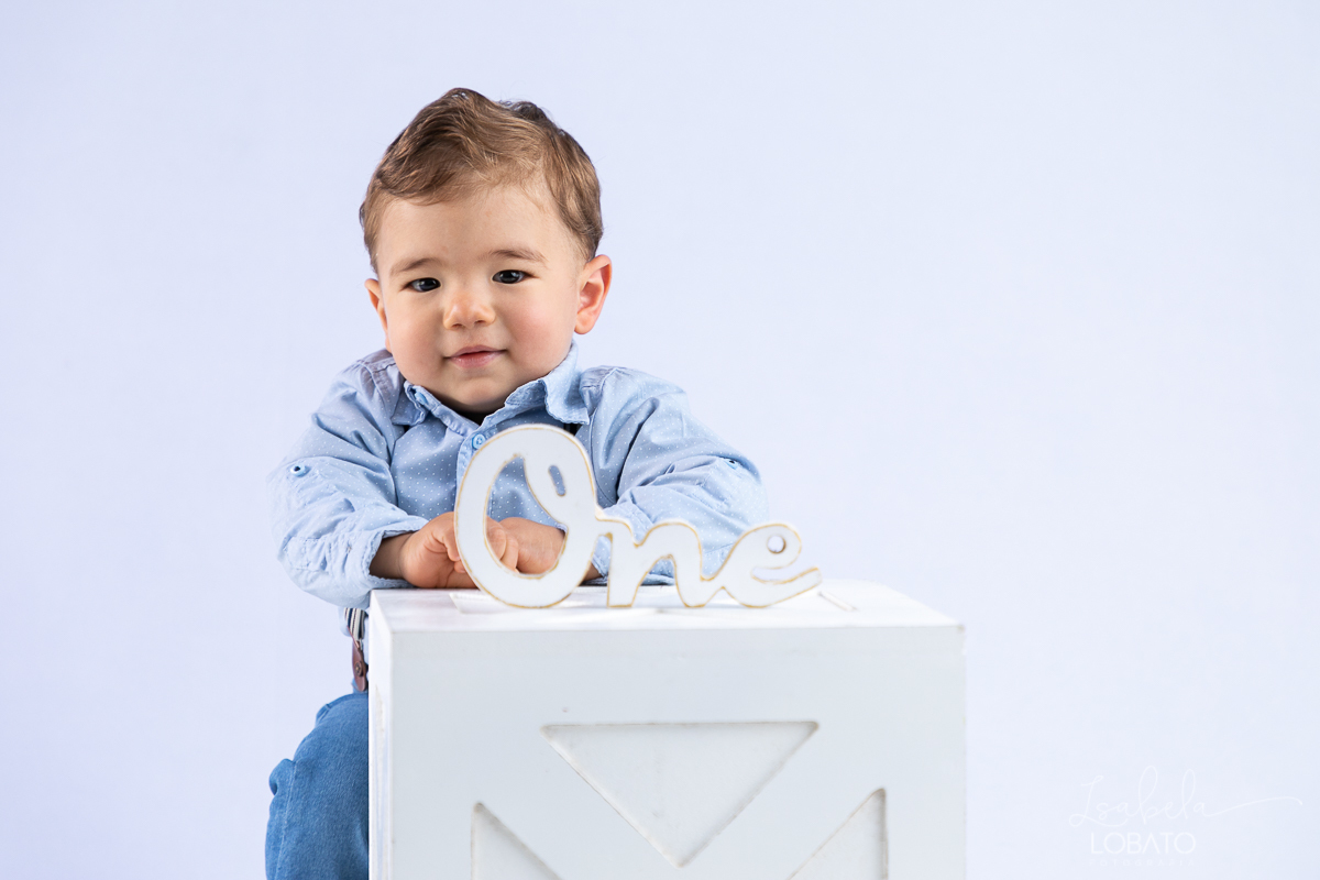 one-ensaio-fotografico-one-baby-ensaio-bebe-um-ano-fases-do-bebe-12-meses-acompanhamento-fotografico-fotografa-especilizada-em-bebes-estudio-fotografico-em-barbacena-isabela-lobato-fotografia-iluminacao-de-estudio-fotografico-para-ensaio-infantil
