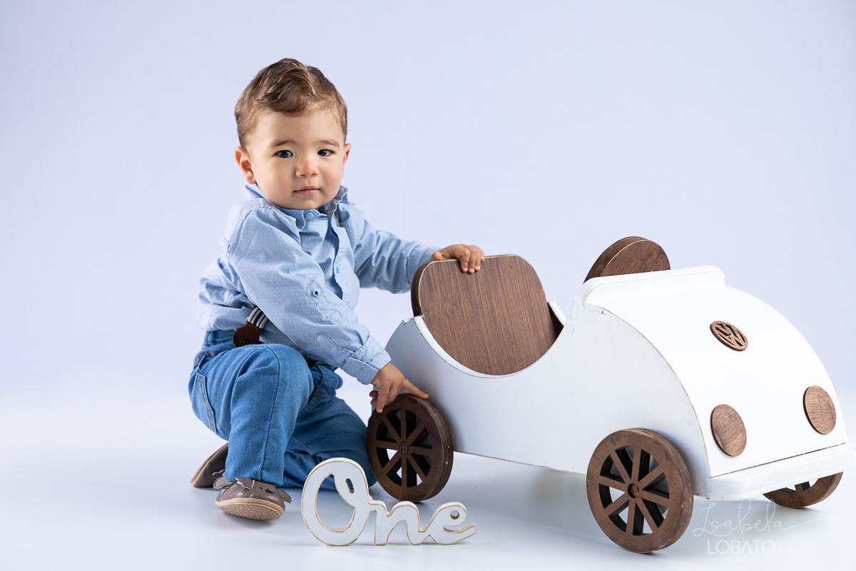 one-ensaio-fotografico-one-baby-ensaio-bebe-um-ano-fases-do-bebe-12-meses-acompanhamento-fotografico-fotografa-especilizada-em-bebes-estudio-fotografico-em-barbacena-isabela-lobato-fotografia-iluminacao-de-estudio-fotografico-ensaio-infantil-prop-fusca