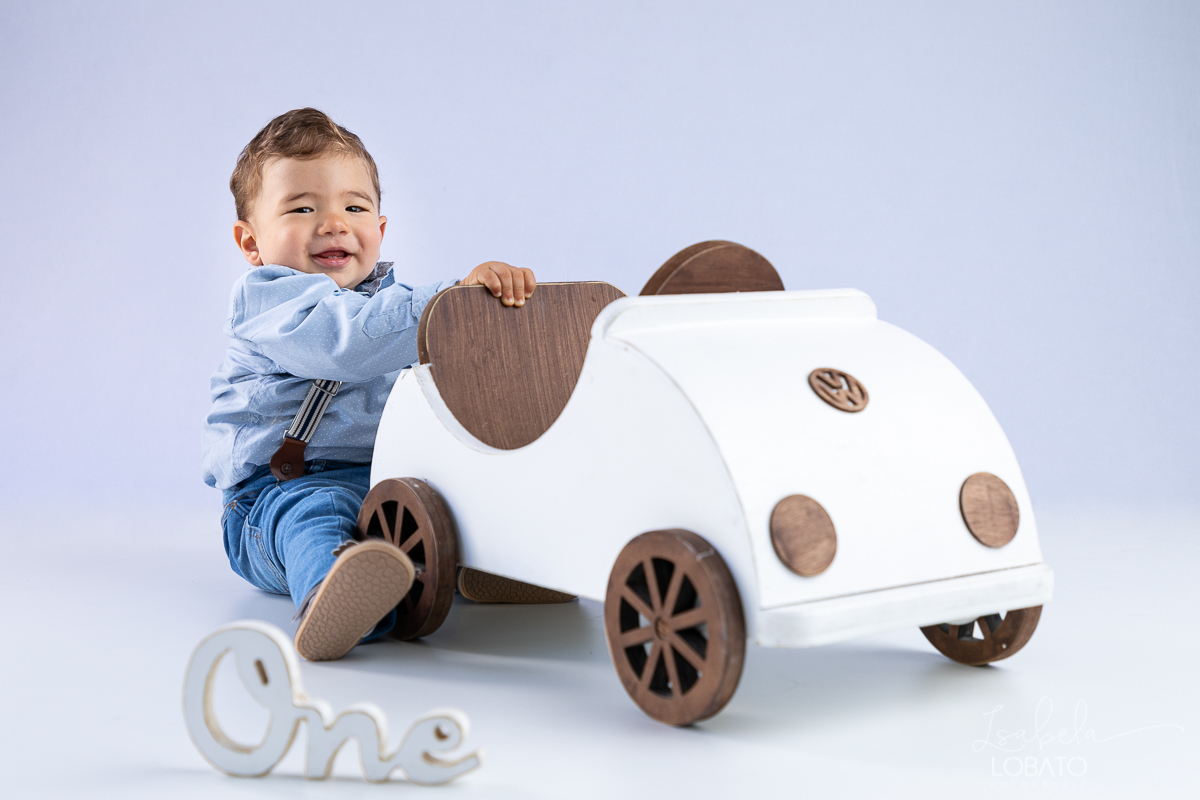 one-ensaio-fotografico-one-baby-ensaio-bebe-um-ano-fases-do-bebe-12-meses-acompanhamento-fotografico-fotografa-especilizada-em-bebes-estudio-fotografico-em-barbacena-isabela-lobato-fotografia-iluminacao-de-estudio-fotografico-ensaio-infantil-prop-fusca