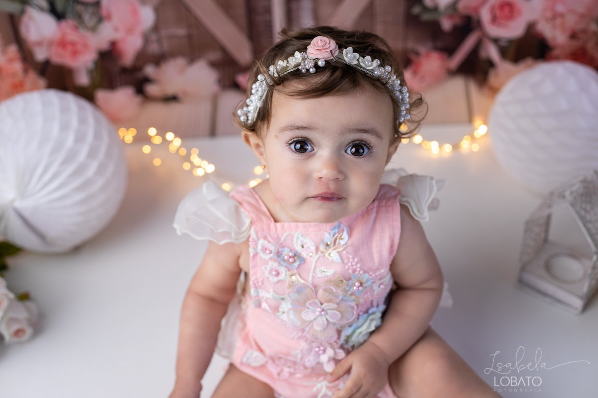 acompanhamento-fotografico-de-bebes-fotografa-especializada-em-criancas-em-barbacena-isabela-lobato-fotografia-fundo-fotografico-de-smash-the-cake-cenario-fotografico