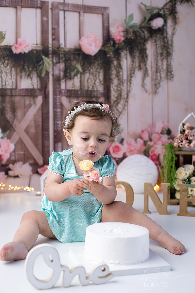 acompanhamento-fotografico-de-bebes-fotografa-especializada-em-criancas-em-barbacena-isabela-lobato-fotografia-fundo-fotografico-de-smash-the-cake-cenario-fotografico