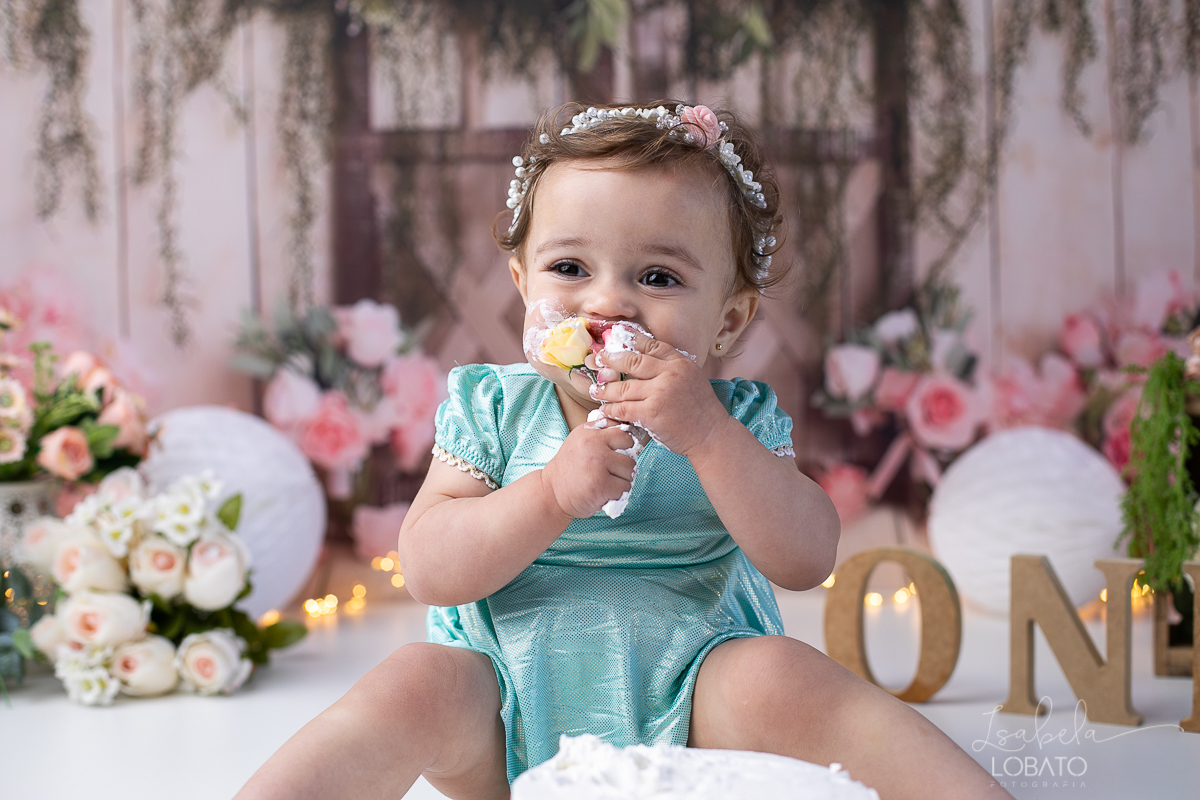 acompanhamento-fotografico-de-bebes-fotografa-especializada-em-criancas-em-barbacena-isabela-lobato-fotografia-fundo-fotografico-de-smash-the-cake-cenario-fotografico