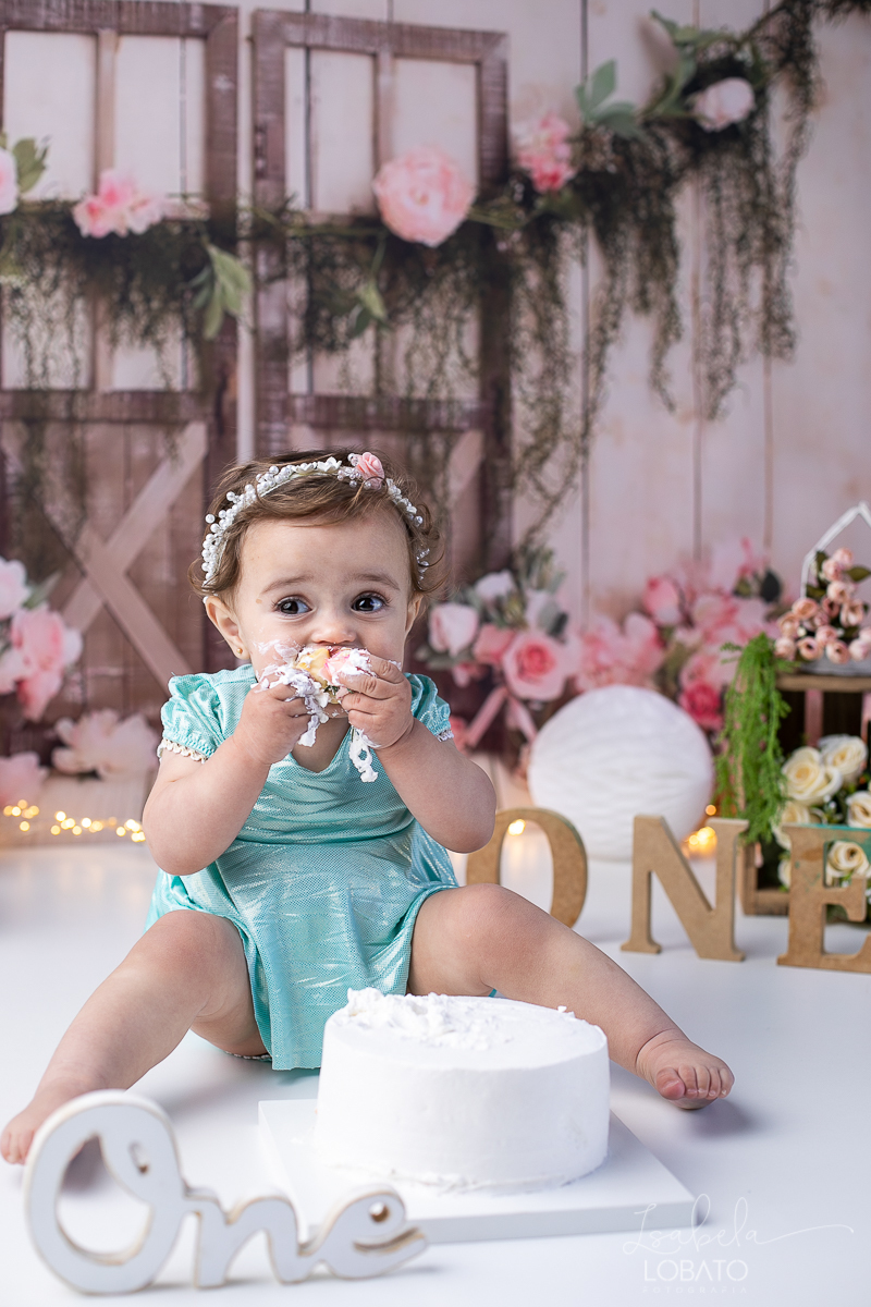 acompanhamento-fotografico-de-bebes-fotografa-especializada-em-criancas-em-barbacena-isabela-lobato-fotografia-fundo-fotografico-de-smash-the-cake-cenario-fotografico