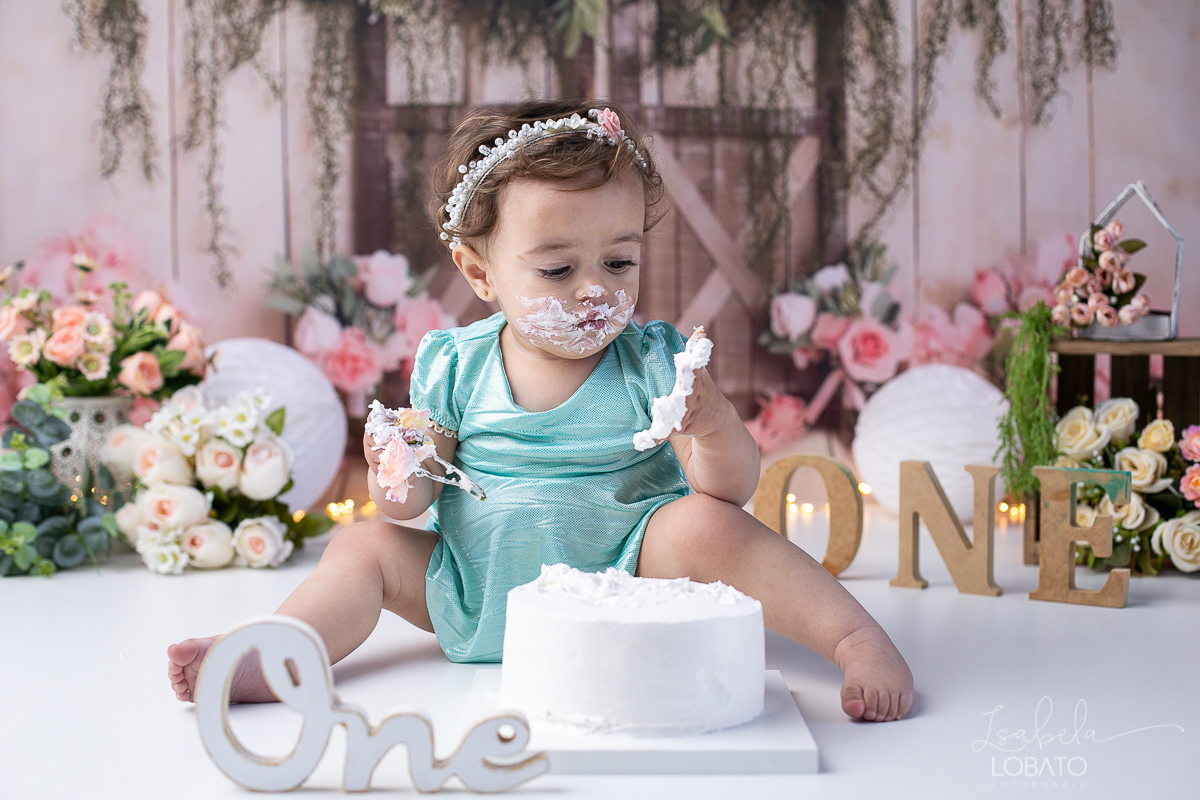acompanhamento-fotografico-de-bebes-fotografa-especializada-em-criancas-em-barbacena-isabela-lobato-fotografia-fundo-fotografico-de-smash-the-cake-cenario-fotografico