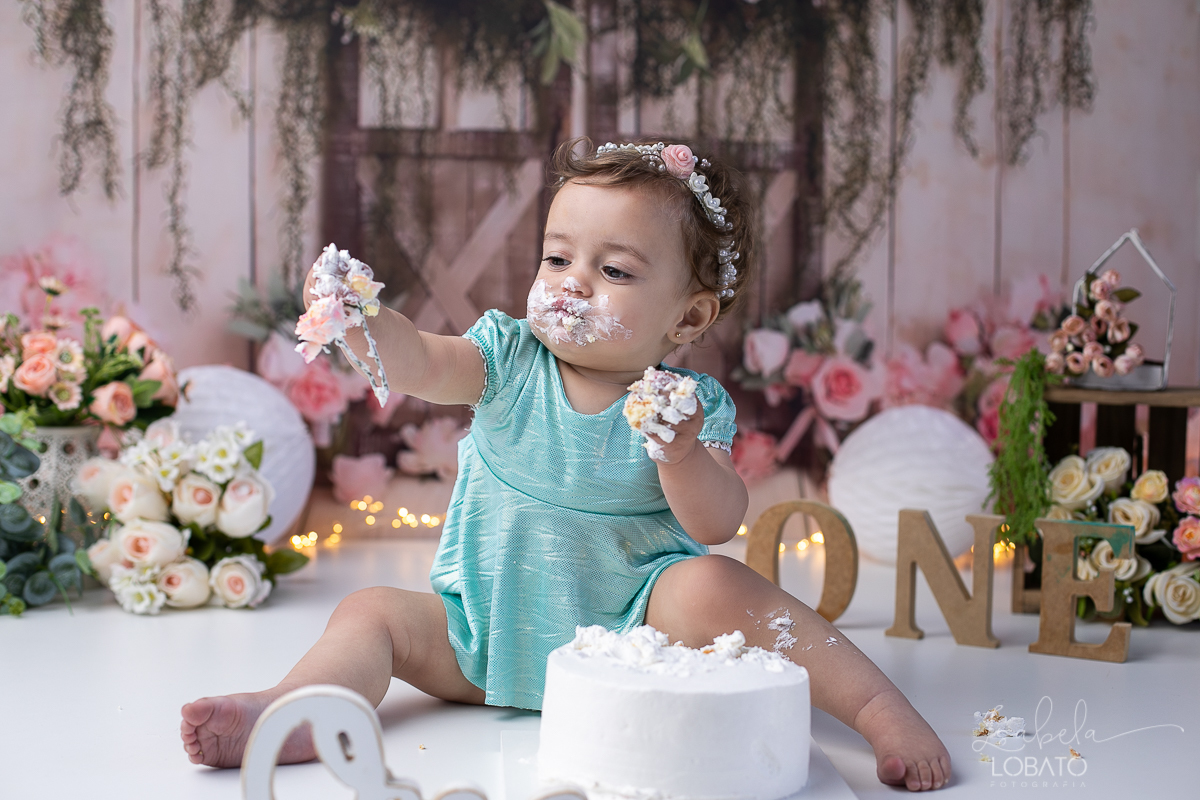 acompanhamento-fotografico-de-bebes-fotografa-especializada-em-criancas-em-barbacena-isabela-lobato-fotografia-fundo-fotografico-de-smash-the-cake-cenario-fotografico