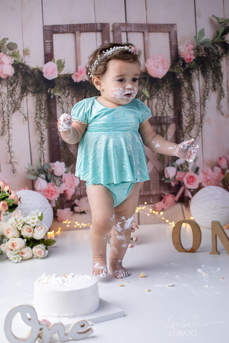 acompanhamento-fotografico-de-bebes-fotografa-especializada-em-criancas-em-barbacena-isabela-lobato-fotografia-fundo-fotografico-de-smash-the-cake-cenario-fotografico