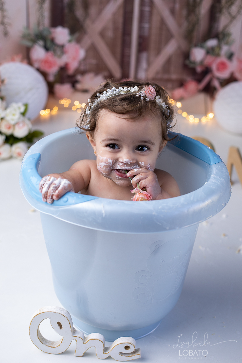 acompanhamento-fotografico-de-bebes-fotografa-especializada-em-criancas-em-barbacena-isabela-lobato-fotografia-fundo-fotografico-de-smash-the-cake-cenario-fotografico