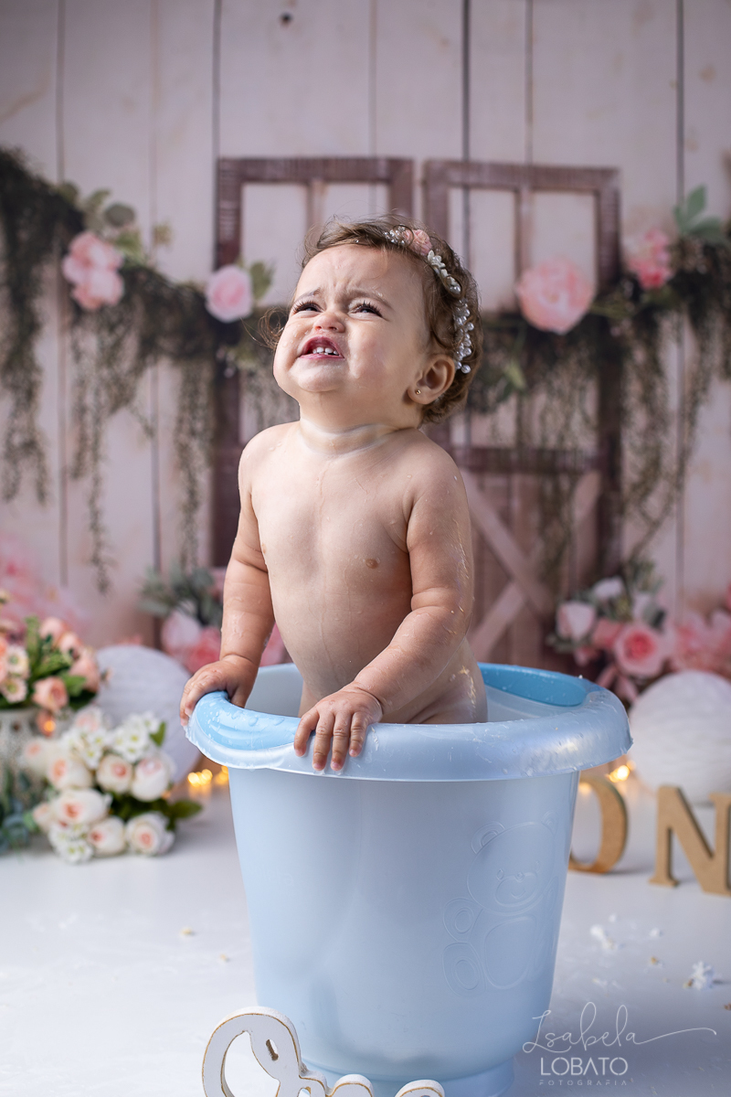 acompanhamento-fotografico-de-bebes-fotografa-especializada-em-criancas-em-barbacena-isabela-lobato-fotografia-fundo-fotografico-de-smash-the-cake-cenario-fotografico