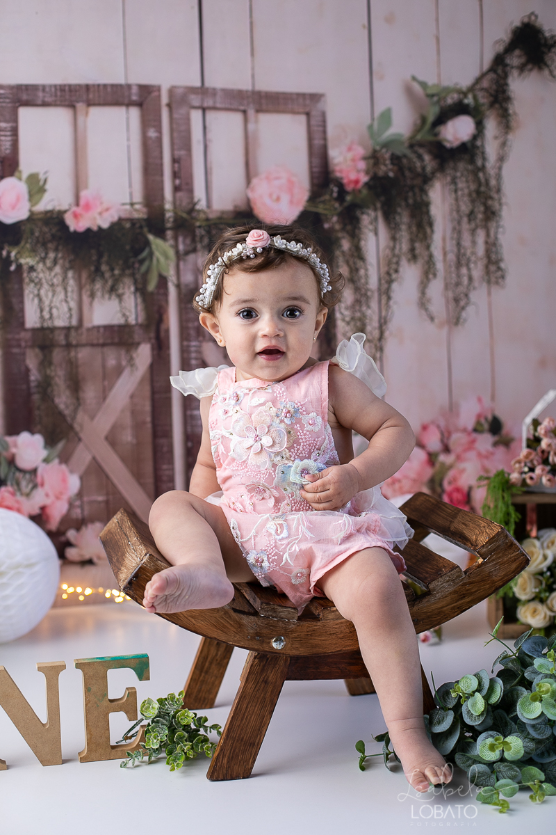 acompanhamento-fotografico-de-bebes-fotografa-especializada-em-criancas-em-barbacena-isabela-lobato-fotografia-fundo-fotografico-de-smash-the-cake-cenario-fotografico