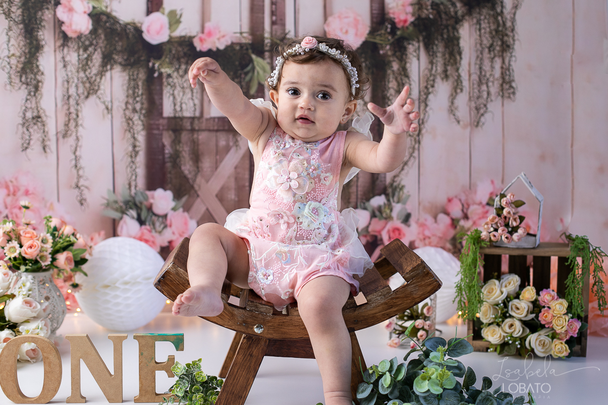 acompanhamento-fotografico-de-bebes-fotografa-especializada-em-criancas-em-barbacena-isabela-lobato-fotografia-fundo-fotografico-de-smash-the-cake-cenario-fotografico