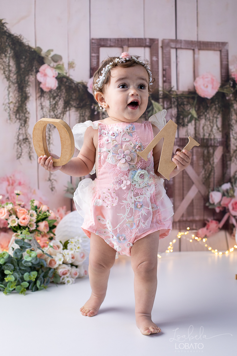 acompanhamento-fotografico-de-bebes-fotografa-especializada-em-criancas-em-barbacena-isabela-lobato-fotografia-fundo-fotografico-de-smash-the-cake-cenario-fotografico