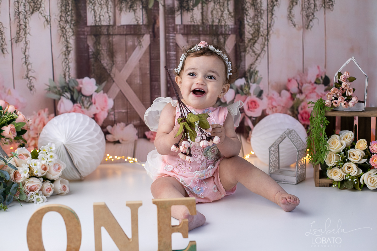 acompanhamento-fotografico-de-bebes-fotografa-especializada-em-criancas-em-barbacena-isabela-lobato-fotografia-fundo-fotografico-de-smash-the-cake-cenario-fotografico