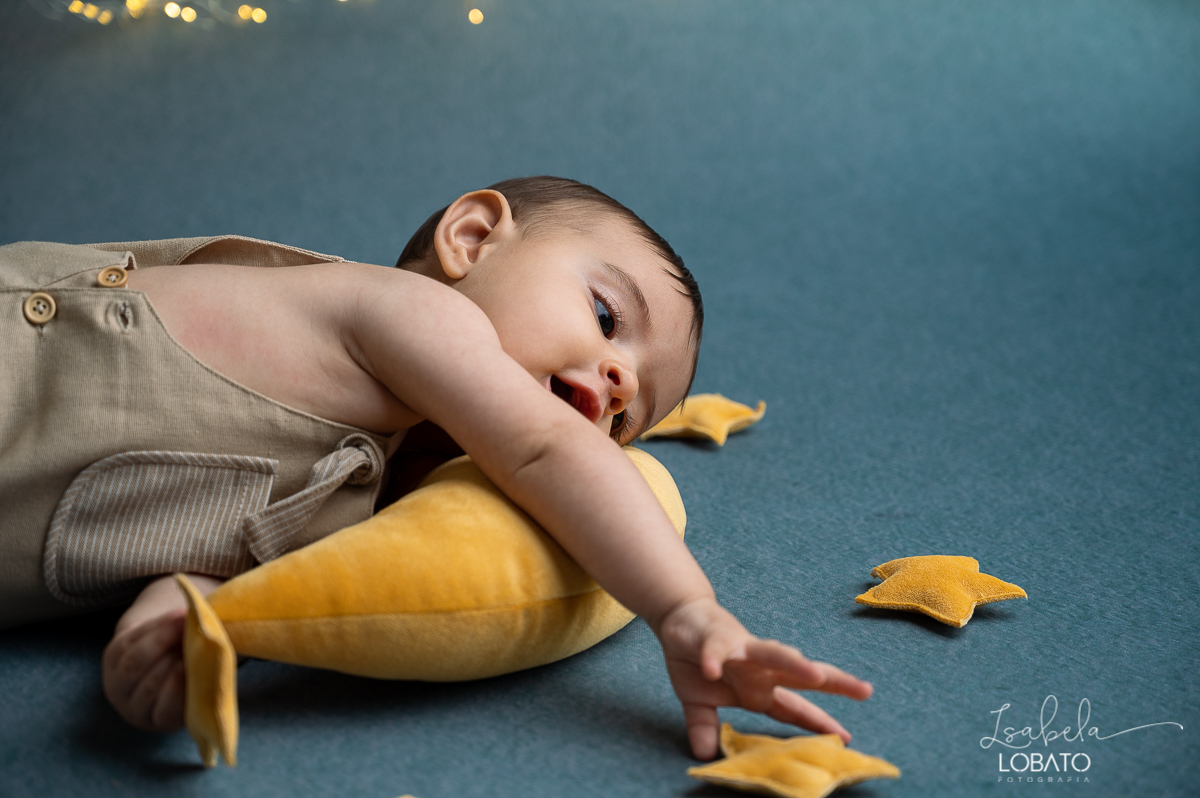 fases-do-bebe-idea-criativa-de-acompanhamento-fotografico-mensal-de-bebe-fundo-fotografico-para-bebe-de-seis-meses-lua-estrelas-ensaio-de-bebe-prop-de-estrela-acompanhamento-fotografico-criativo-estudio-fotografico-infantil-em-barbacna-isabela-lobato-foto