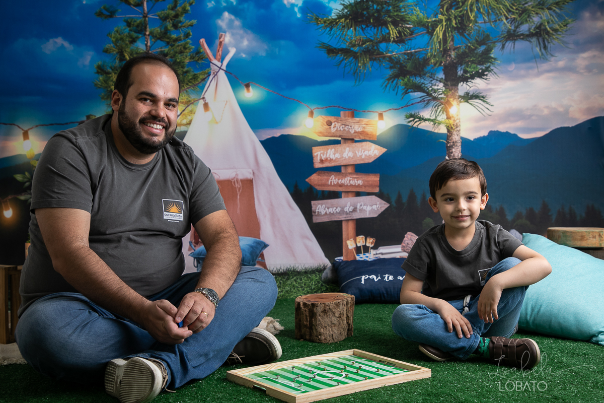 ensaio-fotografico-dia-dos-pais-2022-fundo-fotografico-dia-dos-pais-ideia-de-cenario-para-o-dia-dos-pais-mini-sessao-fotografica-dia-dos-pais-fotografia-de-crianca-em-estudio-fotografa-infantil-em-barbacena-presente-dia-dos-pais-isabela-lobato-fotografia