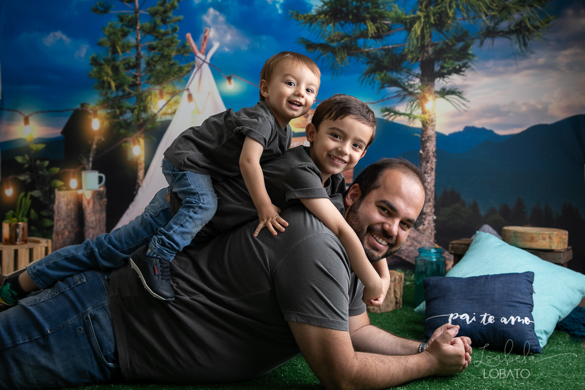 ensaio-fotografico-dia-dos-pais-2022-fundo-fotografico-dia-dos-pais-ideia-de-cenario-para-o-dia-dos-pais-mini-sessao-fotografica-dia-dos-pais-fotografia-de-crianca-em-estudio-fotografa-infantil-em-barbacena-presente-dia-dos-pais-isabela-lobato-fotografia