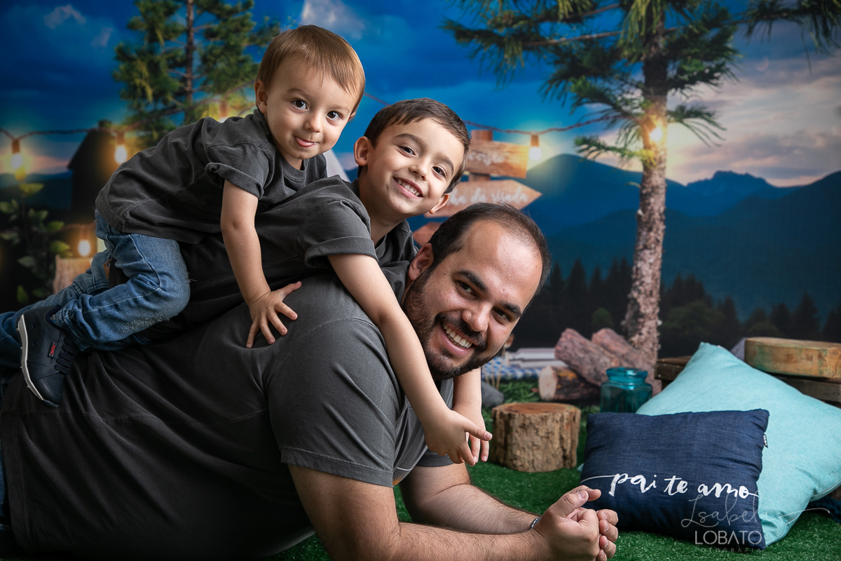 ensaio-fotografico-dia-dos-pais-2022-fundo-fotografico-dia-dos-pais-ideia-de-cenario-para-o-dia-dos-pais-mini-sessao-fotografica-dia-dos-pais-fotografia-de-crianca-em-estudio-fotografa-infantil-em-barbacena-presente-dia-dos-pais-isabela-lobato-fotografia