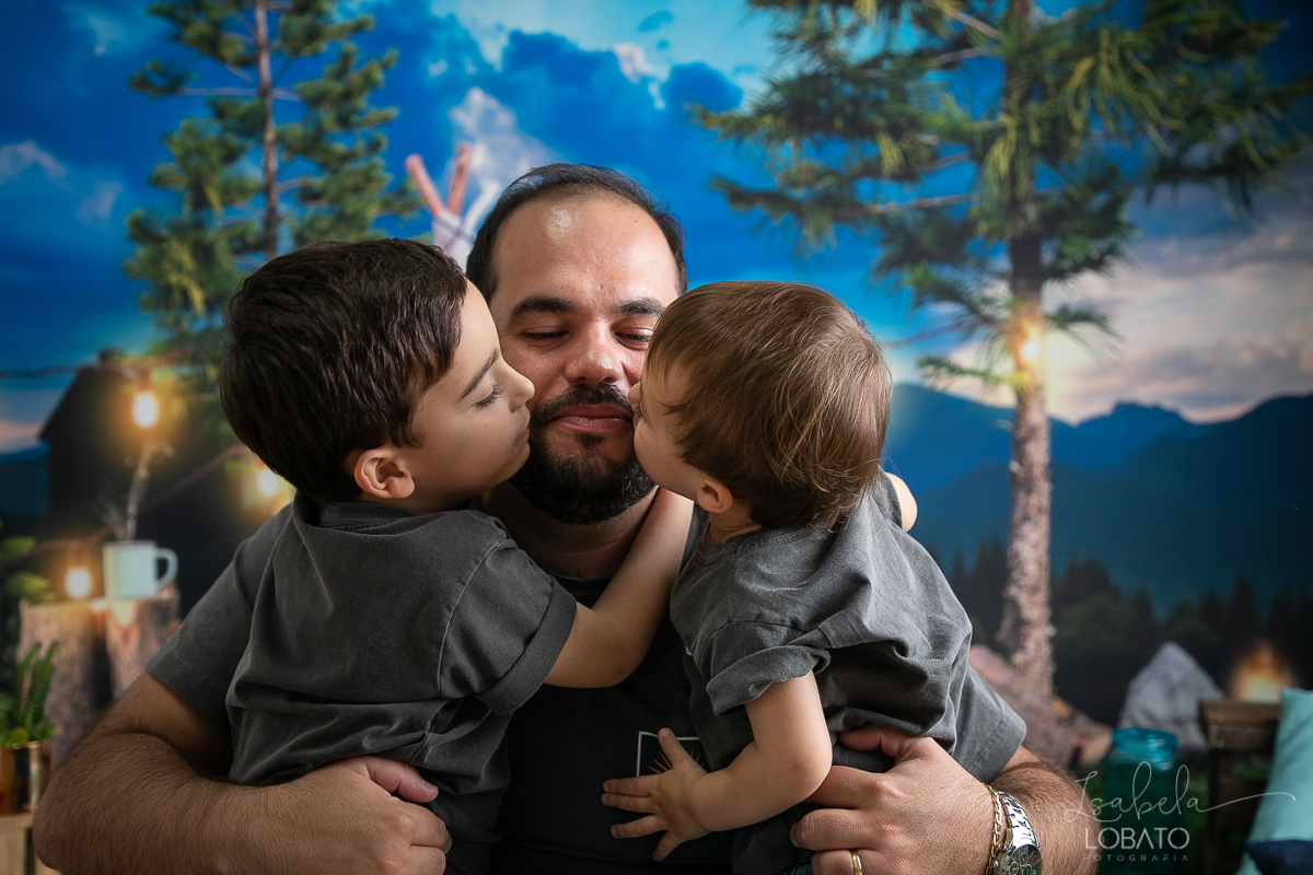 ensaio-fotografico-dia-dos-pais-2022-fundo-fotografico-dia-dos-pais-ideia-de-cenario-para-o-dia-dos-pais-mini-sessao-fotografica-dia-dos-pais-fotografia-de-crianca-em-estudio-fotografa-infantil-em-barbacena-presente-dia-dos-pais-isabela-lobato-fotografia