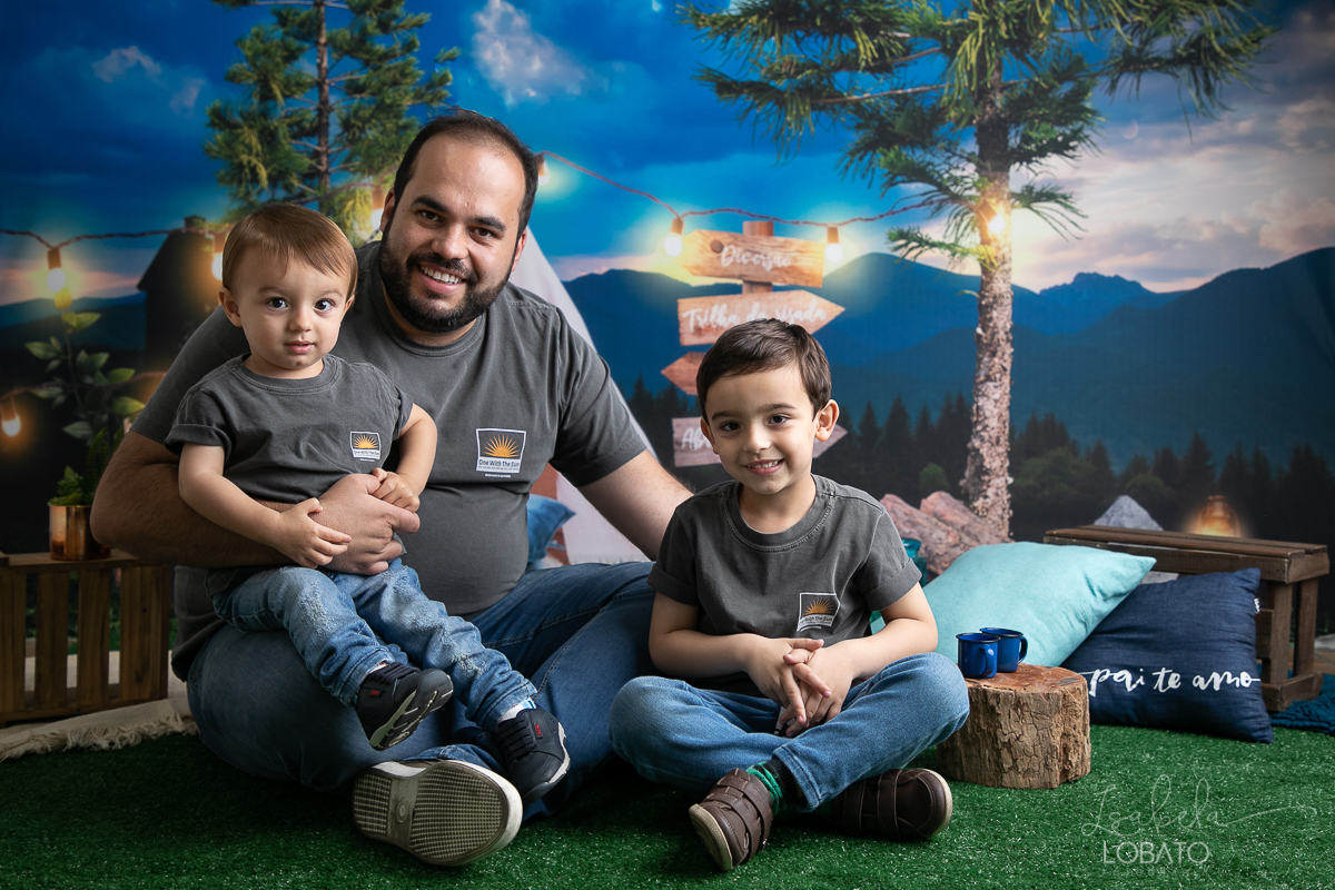 ensaio-fotografico-dia-dos-pais-2022-fundo-fotografico-dia-dos-pais-ideia-de-cenario-para-o-dia-dos-pais-mini-sessao-fotografica-dia-dos-pais-fotografia-de-crianca-em-estudio-fotografa-infantil-em-barbacena-presente-dia-dos-pais-isabela-lobato-fotografia