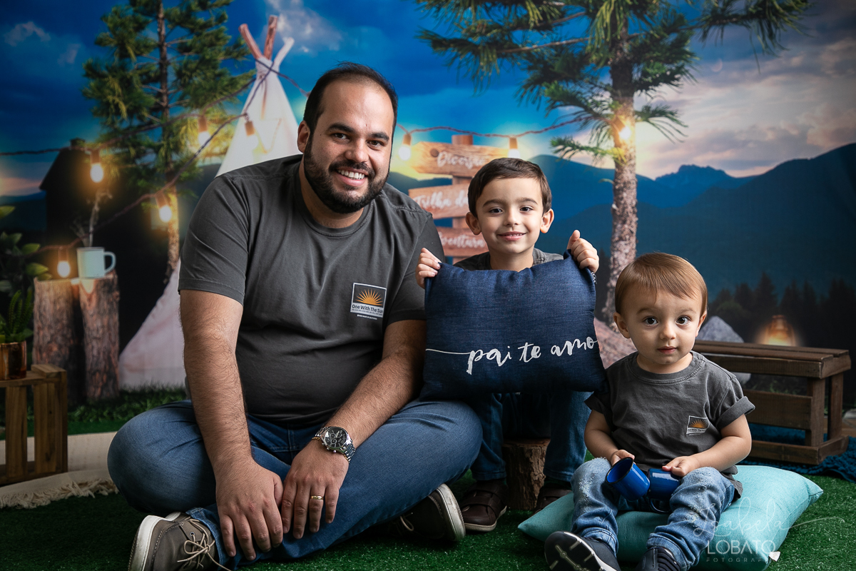 ensaio-fotografico-dia-dos-pais-2022-fundo-fotografico-dia-dos-pais-ideia-de-cenario-para-o-dia-dos-pais-mini-sessao-fotografica-dia-dos-pais-fotografia-de-crianca-em-estudio-fotografa-infantil-em-barbacena-presente-dia-dos-pais-isabela-lobato-fotografia